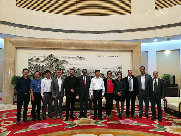 M. Zhong Junjie, membre du comité permanent du Parti communiste chinois et chef du département de la Communication de Hefei, rencontre les journalistes étrangers