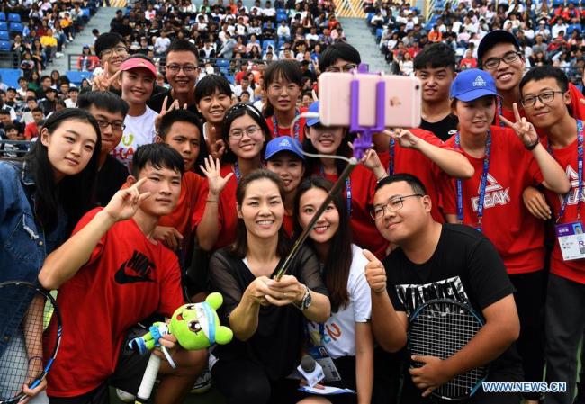 Li Na échange avec de jeunes joueurs à l'Open de Wuhan