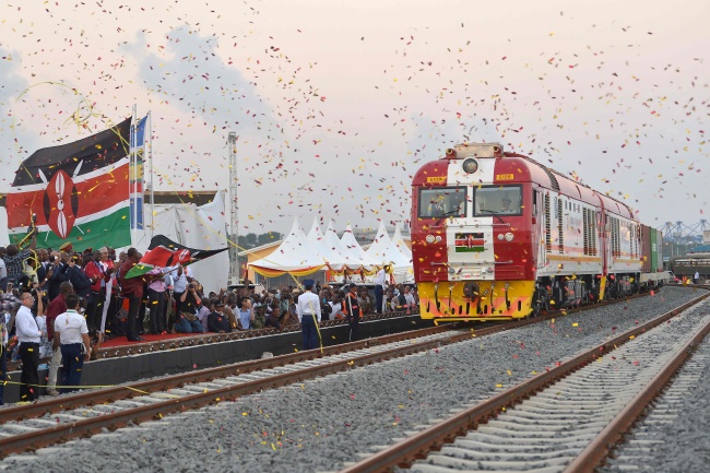 En juillet 2017, le chemin de fer Monbassa-Nairobi, qui relie deux grandes villes au Kenya, a été mis en service. Ce chemin de fer est un projet important de la coopération sino-africaine et de la construction de « la Ceinture et la Route ». Le chemin de fer utilise les normes, les techniques et les équipements de la Chine. La Chine est devenue une locomotive dans la construction des TGV dans le monde. De nombreux pays et régions ont réalisé l’importance du transport ferroviaire dans le développement économique et ont coopéré étroitement avec la Chine dans la construction des infrastructures ferroviaires. 