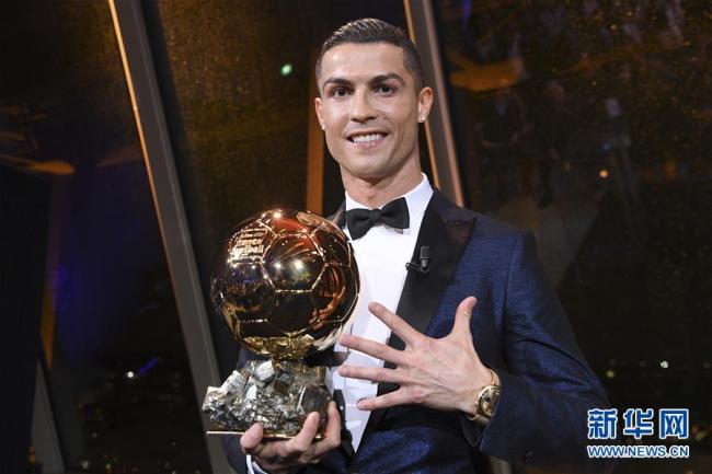 Football : le portugais Ronaldo remporte le cinquième Ballon d'Or