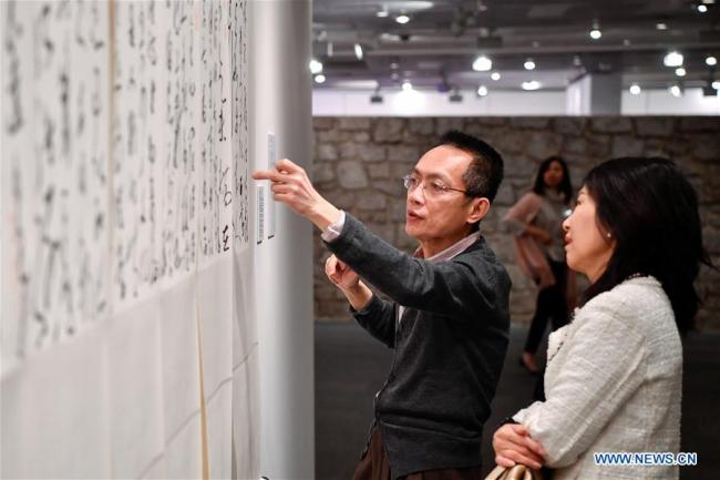 Des visiteurs devant une calligraphie chinoise au siège de l'UNESCO à Paris, en France, le 11 décembre 2017. Environ 50 pièces du calligraphe chinois Zhang Xuguang y sont présentées. (Chen Yichen)