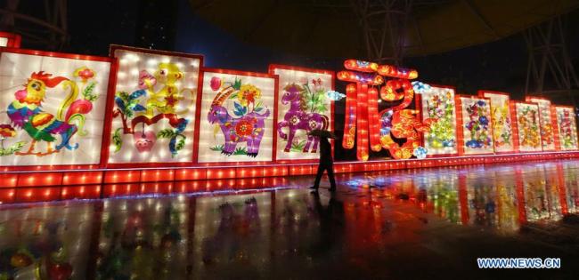 Une exposition de lanternes au parc de loisirs Nantong Adventure Land, à Nantong, dans la province du Jiangsu (est de la Chine), le 27 janvier 2018. Cette exposition de lanternes durera jusqu'en mars de cette année. (Xinhua/Xu Congjun)