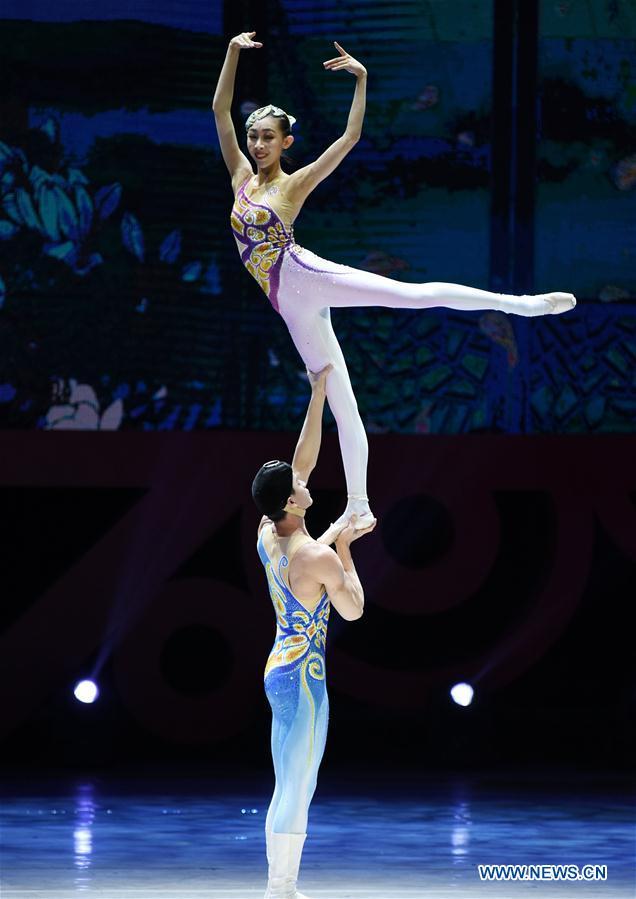 Des danseurs présentent un spectacle lors d'un gala de printemps organisé à Hong Kong (sud de la Chine), le 4 février 2018. (Photo : Wang Shen)