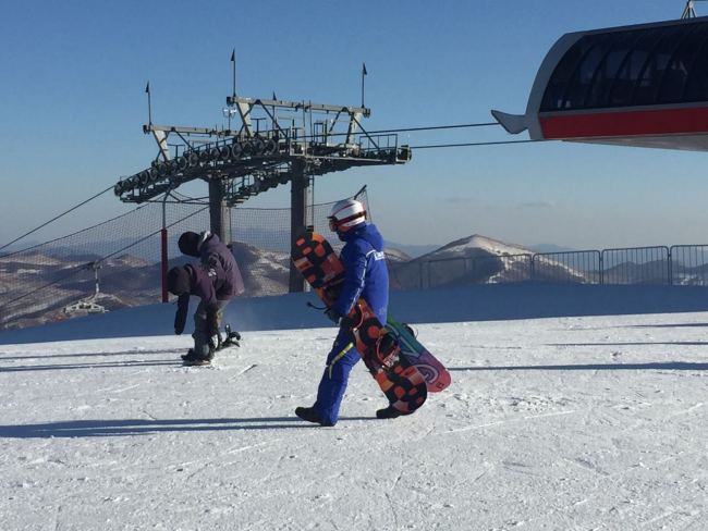 De jeunes Chinois s’initient au snowboard sur le futur site olympique de Chongli, au Hebei