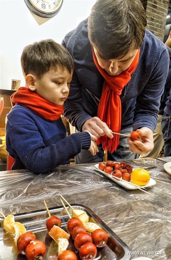  Des étrangers participant à un événement culturel à l'approche du Nouvel An lunaire chinois dans l'arrondissement de Yanqing, à Beijing, capitale chinoise, le 7 février 2018. (Li Xin)