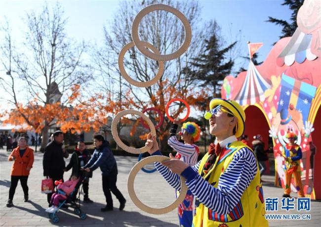 Le 21 février, une foire a été organisée au parc d'attractions de Shijingshan, à Beijing, avec comme point d’orgue la présentation de cultures exotiques. Des chars ont ainsi défilé et des repas légers européens ont grandement attiré l'attention des touristes.