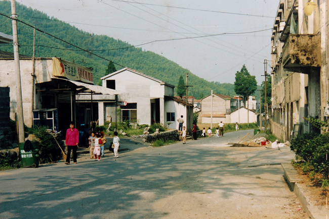 La source de l’importante pensée des « Deux Montagnes » - « Changement de masques dans l'opéra du Sichuan » interprété par le village Yu du district d'Anji dans la province du Zhejiang.