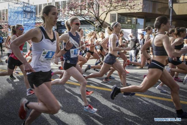  Des participants à la 34e course annuelle Sun Run à Vancouver, au Canada, le 22 avril 2018. Environ 41.000 personnes ont participé à cet événement dans le centre ville. Sun Run est l'une des plus grandes courses en Amérique du Nord, et la plus grande au Canada.(Photo : Liang Sen)
