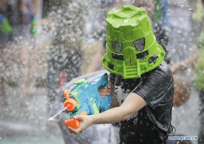 Un participant s'amuse lors de la bataille d'eau annuelle au parc Stanley à Vancouver, au Canada, le 11 août 2018. (Xinhua/Liang Sen)