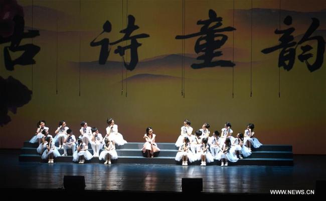  Des enfants chantent des poèmes durant un spectacle public au Théâtre Poly à Beijing, capitale de la Chine, le 12 août 2018. (Photo : Zhang Chenlin)