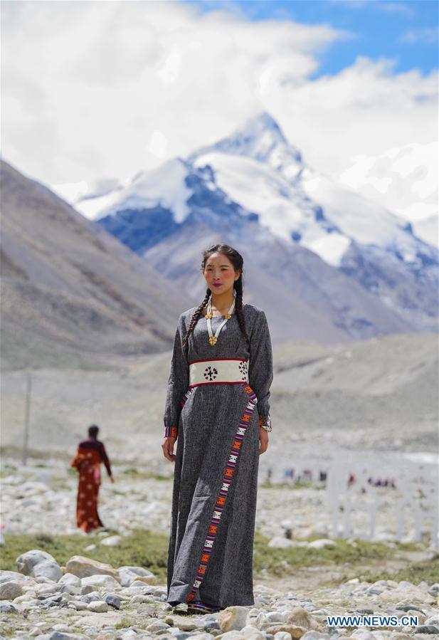  Un mannequin présente une création lors d'un défilé de costumes folkloriques au camp de base de 5,200 mètres d'altitude du mont Qomolangma, le plus haut sommet du monde, dans la région autonome du Tibet (sud-ouest de la Chine), le 18 août 2018. (Photo : Liu Dongjun)