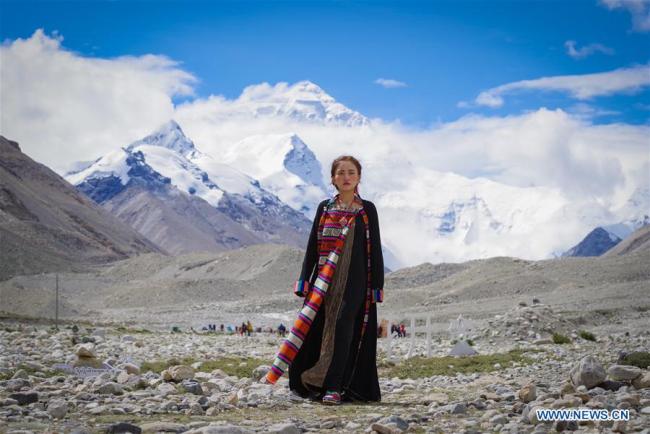  Un mannequin présente une création lors d'un défilé de costumes folkloriques au camp de base de 5,200 mètres d'altitude du mont Qomolangma, le plus haut sommet du monde, dans la région autonome du Tibet (sud-ouest de la Chine), le 18 août 2018. (Photo : Liu Dongjun)