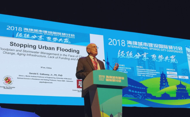 L’académicien américain d’ingénierie Gerald E. Galloway donne un discours sur « réduire l’influence des inondations urbaines sur les villes» (photographe : Zhang Huamin)