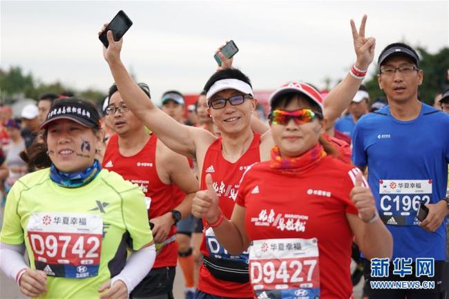 Quelque 30 000 coureurs professionnels et amateurs venus de 43 pays et régions ont participé, le 16 septembre, au Marathon CFLD 2018 de Beijing. 