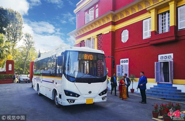 La marque automobile chinoise BYD a livré le 23 octobre son premier lot de cinq bus totalement électriques C6 au Népal, et ce lors d’une cérémonie tenue au palais présidentiel en présence du Premier ministre népalais Khadga Prasad Sharma Oli.