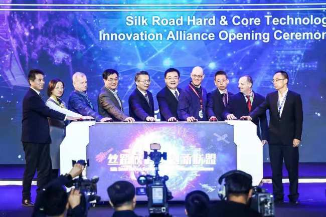 Les invités lancent ensemble l’Alliance de l’innovation de la technologie dure et cruciale de la Route de la soie (photographe : Song Peng)