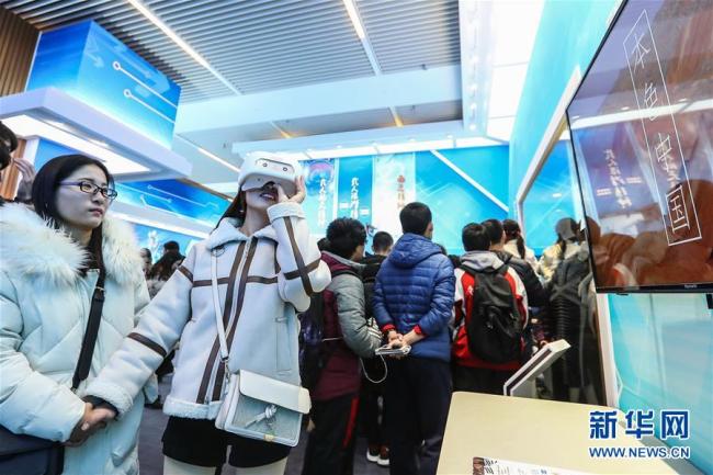 Des visiteurs regardent le projet de réalité virtuelle « La Chine telle qu'elle est ». Photo prise le 8 décembre.