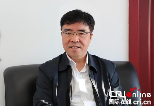 Lian Maojun, secrétaire adjoint du comité du Parti de Shenfu et directeur de la commission de gestion de Shenfu, présente la situation de la zone (photographe : Zhang Yupeng)