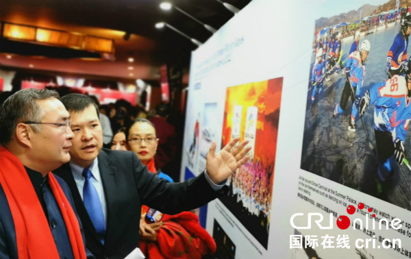 Zhang Ping, consul général de Chine à Los Angeles, visite l’exposition de photos sur les jeux Olympiques et paralympiques d’hiver à Beijing.
