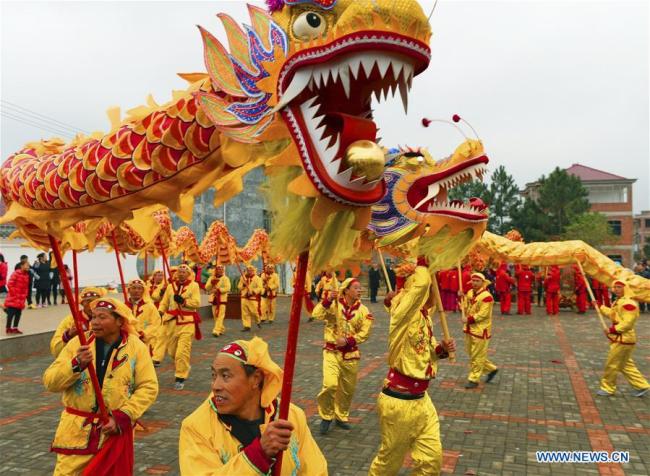 Des artistes folkloriques donnent un spectacle de danse du dragon pour accueillir la Fête des lanternes, qui tombe le 19 février cette année, dans le district de Weixian à Xingtai, dans la province chinoise du Hebei (nord), le 16 février 2019. (Xinhua/Qiu Hongsheng)
