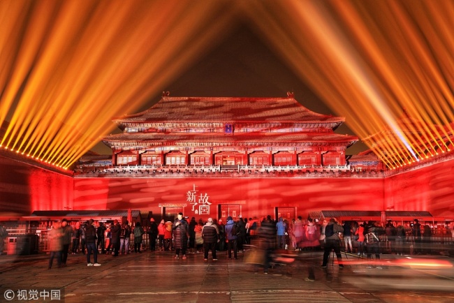 Beijing : la Cité interdite illuminée par des lumières modernes