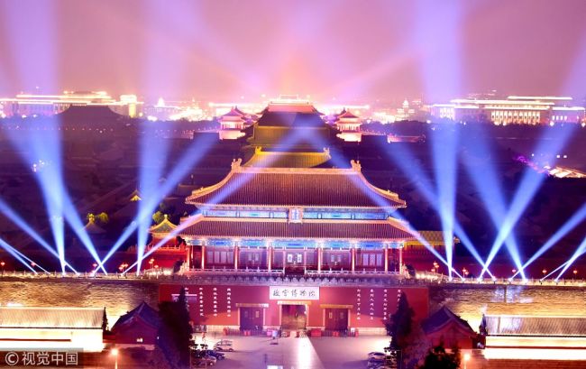 Beijing : la Cité interdite illuminée par des lumières modernes