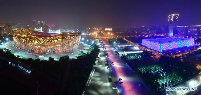 Photo prise le 14 mai 2019 montrant une vue nocturne du Stade national, également appelé le Nid d'Oiseau, et du Centre national de natation, également appelé le Cube d'Eau, à Beijing.