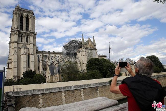 Tenue de la première messe dans la cathédrale Notre-Dame de Paris après l’incendie