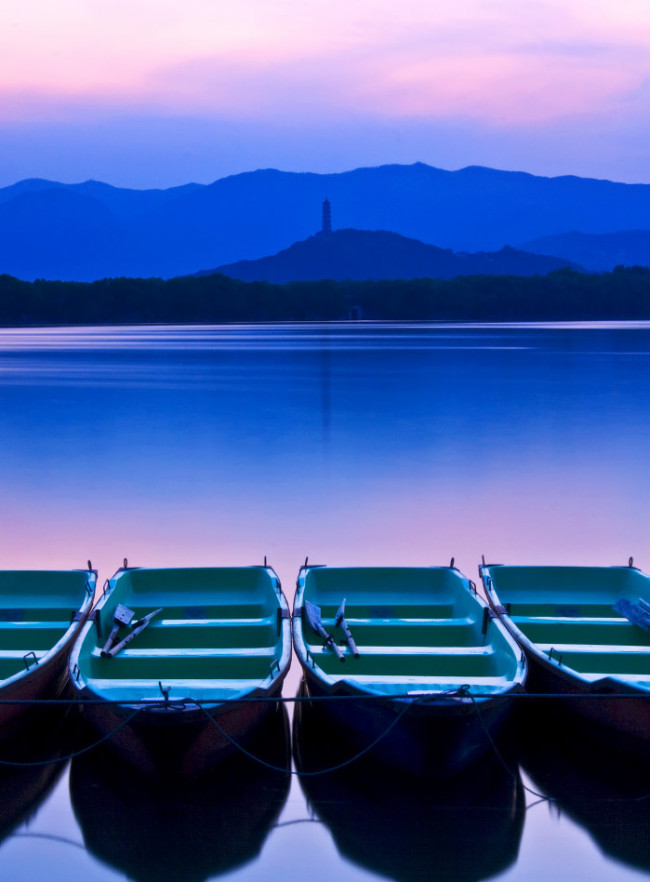 Les barques sont tranquillement amarrées sur le lac, le paysage bleu violet est fascinant (Photo/ Daher “ReD” Ognita (Philippines))