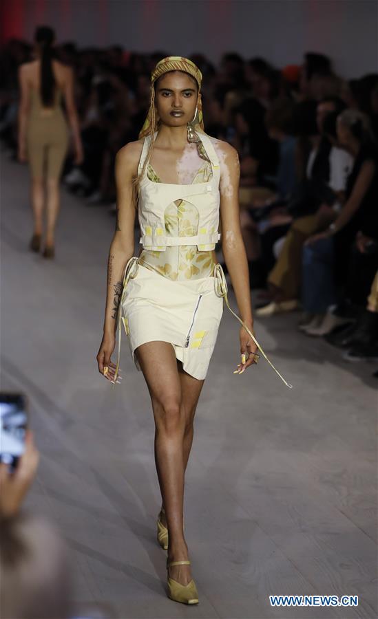 Des mannequins présentent des créations de Charlotte Knowles lors de la semaine de la mode de Londres, au Royaume-Uni, le 17 septembre 2019. (Xinhua/Han Yan)