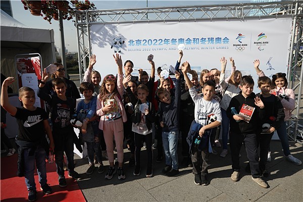 Les enfants prennent une photo de souvenir lors de la promotion spéciale sur les JO 2022