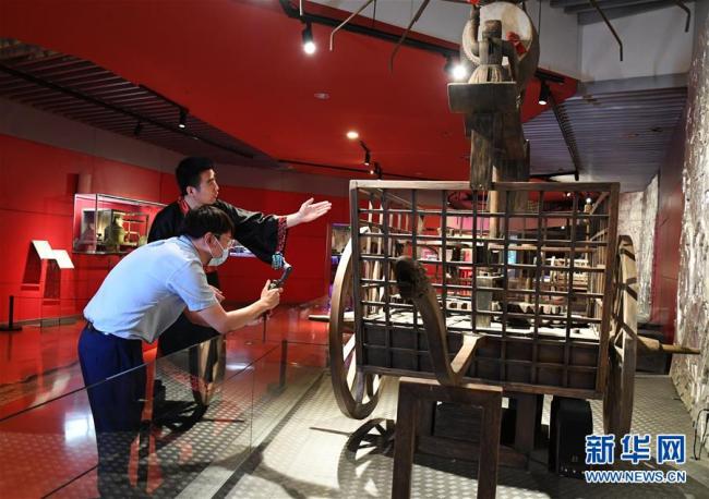 La Journée internationale des musées tombe cette année le 18 mai. Des visites en ligne via des diffusions en direct ont été organisées au Musée des automobiles, à Beijing, afin de raconter l'histoire de l’automobile aux internautes.