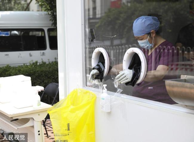 Des unités et des cabines mobiles de test d'acide nucléique ont été mises en service à l'hôpital Anzhen de la capitale pour aider à recueillir plus efficacement des échantillons destinés aux tests d'acide nucléique du COVID-19.