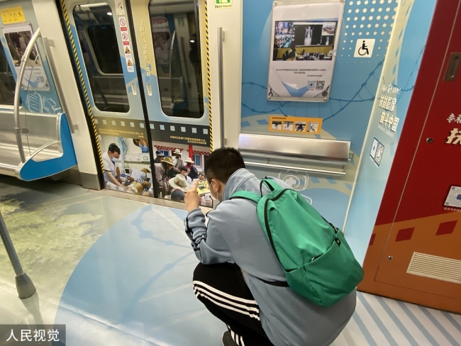 Lancement d’une rame de métro sur le thème de la lutte contre la pauvreté à Chengdu