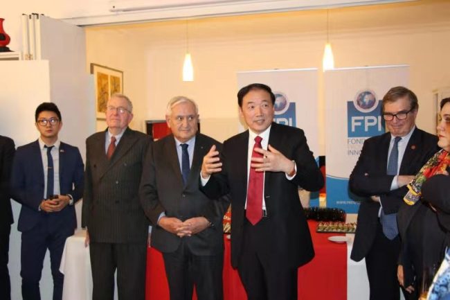 Xu Bo (quatrième à gauche) et Jean-Pierre Raffarin (troisième à gauche) lors de la cérémonie d'inauguration de la Bourse Wu Jianmin
