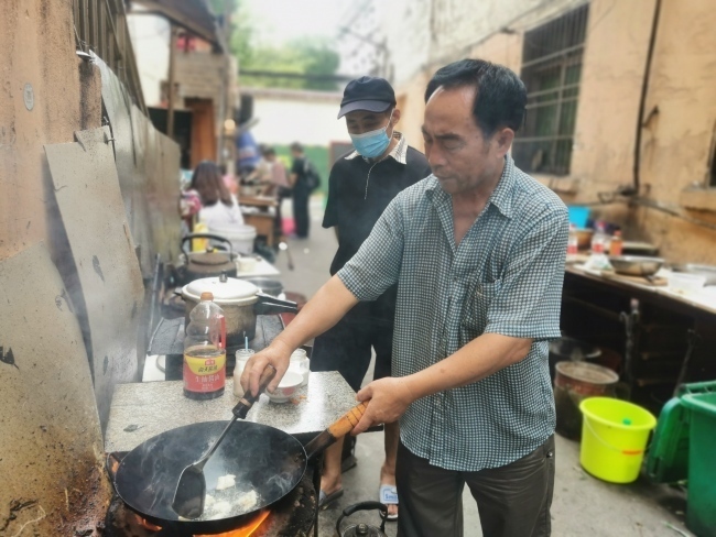 Η «κουζίνα καταπολέμησης του καρκίνου» επιτρέπει στις οικογένειες να μαγειρεύουν για τους αγαπημένους τους που μάχονται τον καρκίνο στο κοντινό νοσοκομείο. [Φωτογραφία: παρέχεται στο China Plus]