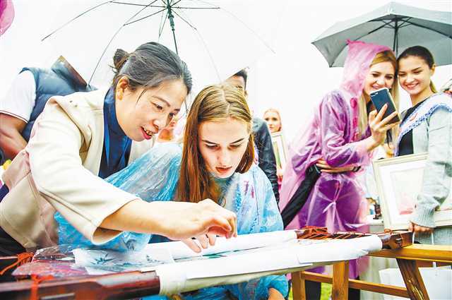Более 20-ти иностранцев унаследуют традиции народного искусства Китая