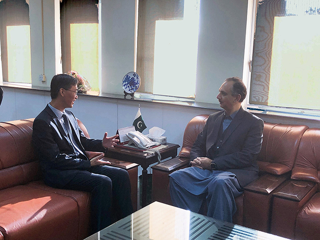پاکستان میں چینی سفیر یاؤ جنگ کی پاکستان کے وزیر توانائی عمر ایوب خان سے ملاقات