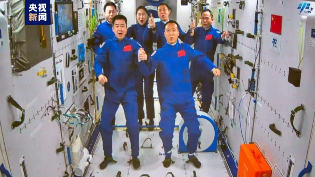 신주15호 3명의 우주비행사 순조롭게 중국 우주정거장 입주