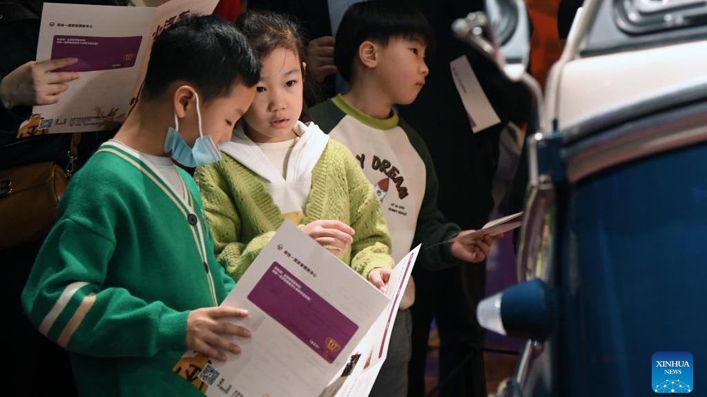 بازدید کودکان از موزه خودروی پکن طی تعطیلات زمستانیا
