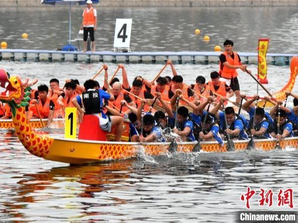 Perlumbaan Perahu Naga Meriah