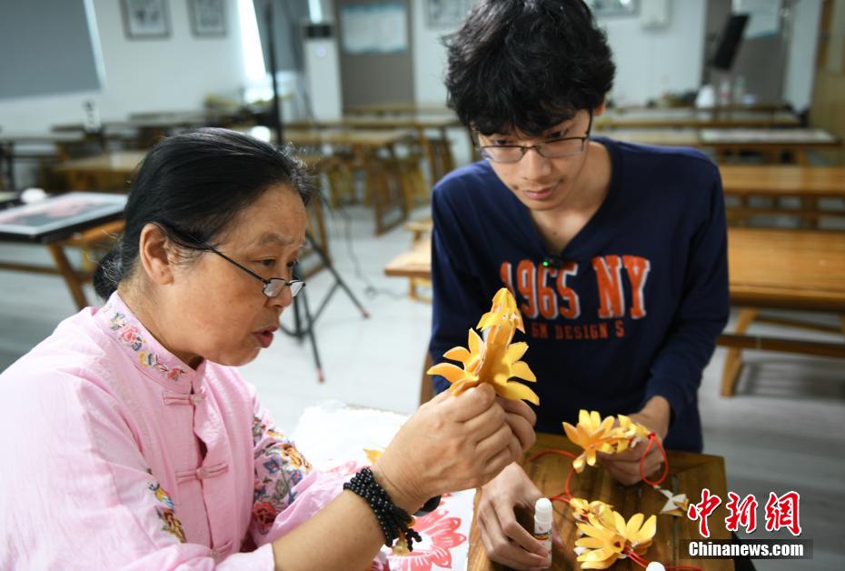 Seni Guntingan Kertas Dorong Pertukaran Budaya China-Thailand