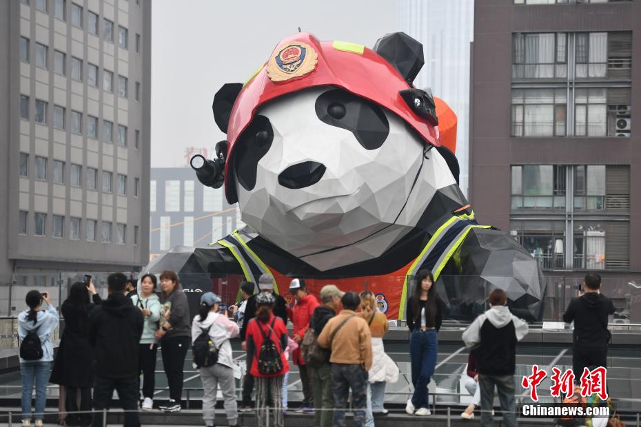 Patung Panda di Chengdu Dipakaikan Seragam Bomba