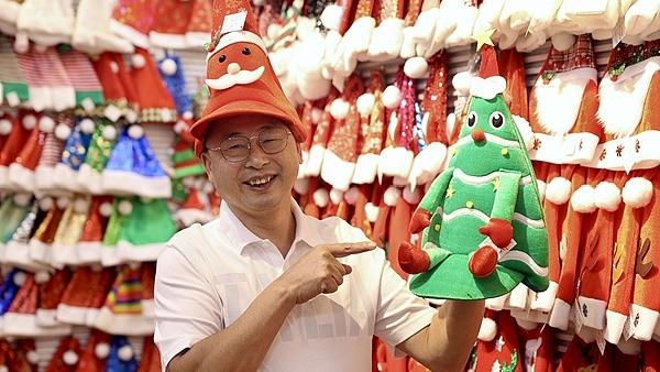 Urus Niaga tentang Barangan Krismas Semakin Makmur di Yiwu