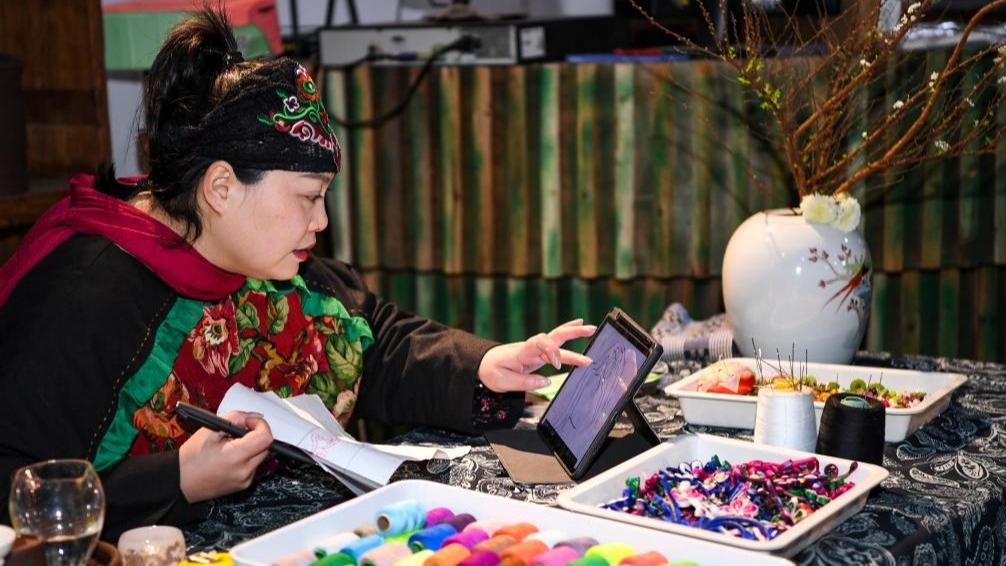 Penyulam Tradisional Miao yang Bersemangat Keusahawanan