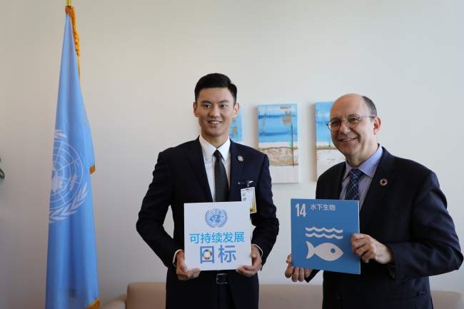 Chinese champion swimmer Ning Zetao visits the United Nations headquarters in New York. Ning met with Thomas Gass, Assistant Secretary-General for Policy Coordination and Inter-Agency Affairs. [Photo: China Plus]