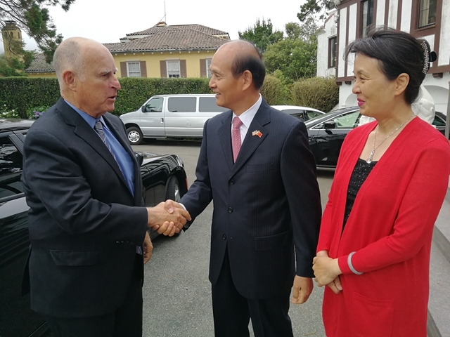 中國駐舊金山總領事羅林泉會見美國加州州長布朗