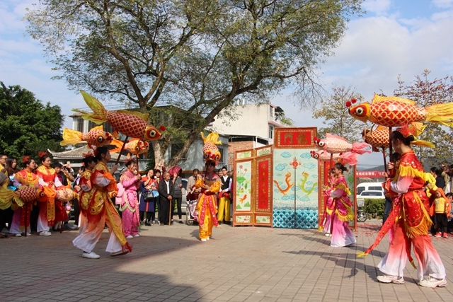 （新春走基層）客家民俗鬧新春——鯉魚燈舞表演在廣東梅州大埔舉行