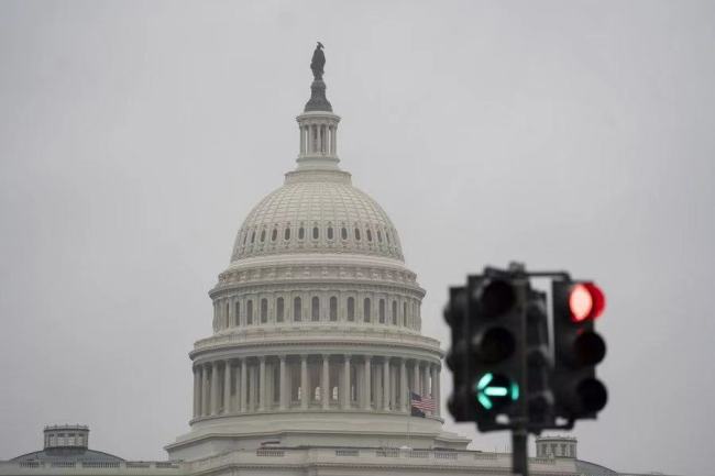 Fotografie pořízená 14. prosince 2020 ukazuje budovu amerického Kapitolu v dešti ve Washingtonu, DC, USA. (Xinhua / Liu Jie)