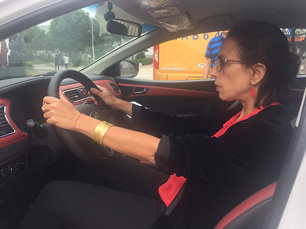 Notre journaliste française Alessandra Rebecchini conduit la voiture électrique fabriquée par Anhui Jianghuai Automobile Group Corp., Ltd